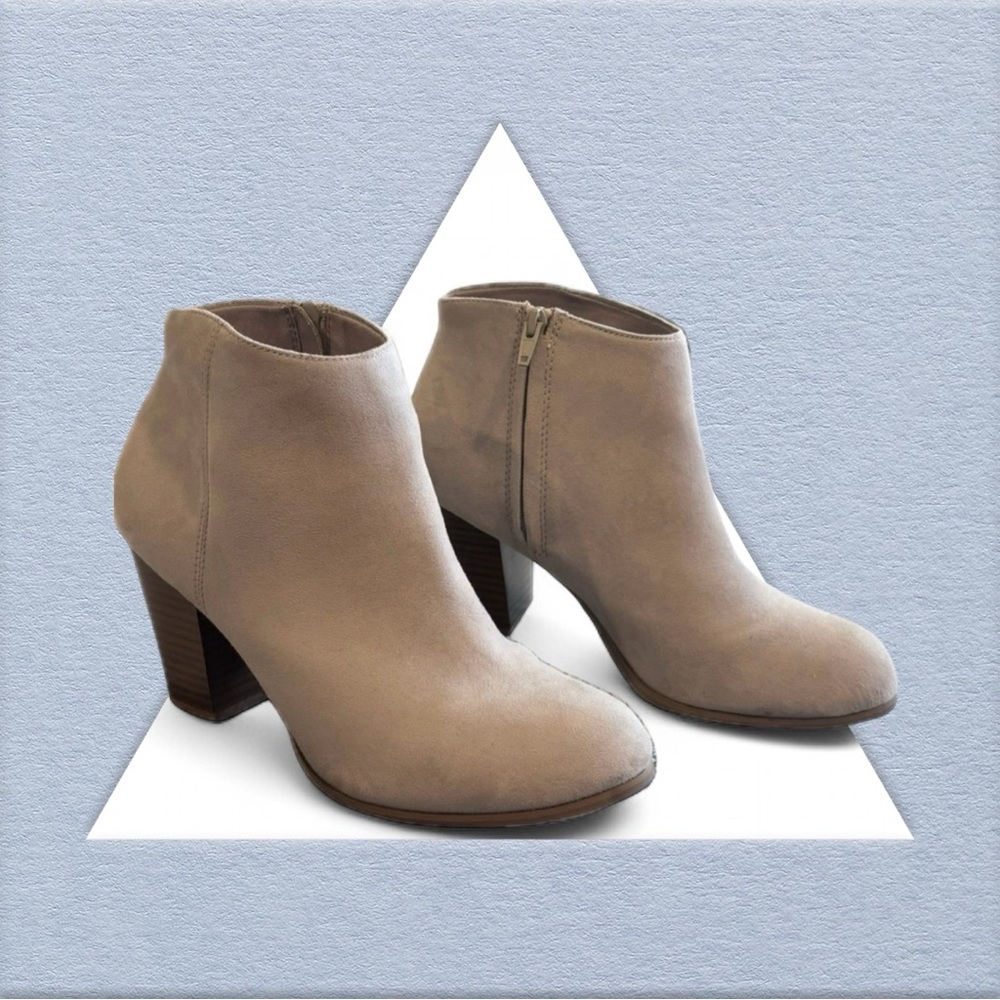 OLD NAVY Heeled Booties. Women’s Size 9. Block Heel & Round Toe. Zipper Closure